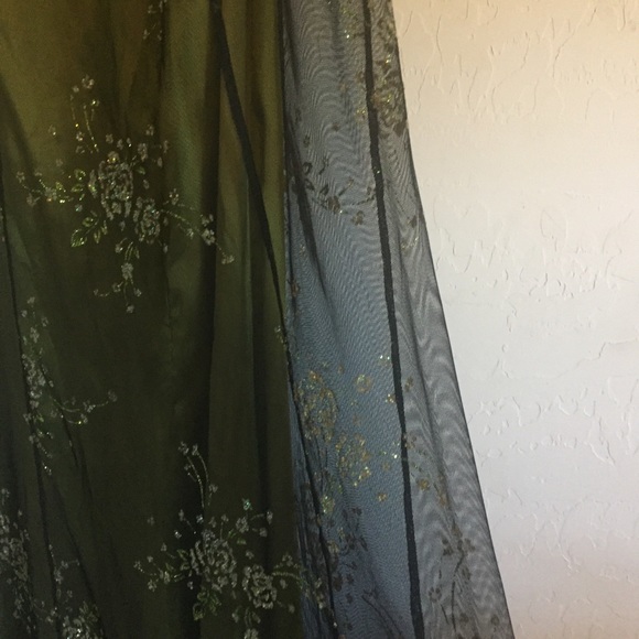 Dark green prom dress with black lace overlay - Picture 3 of 4